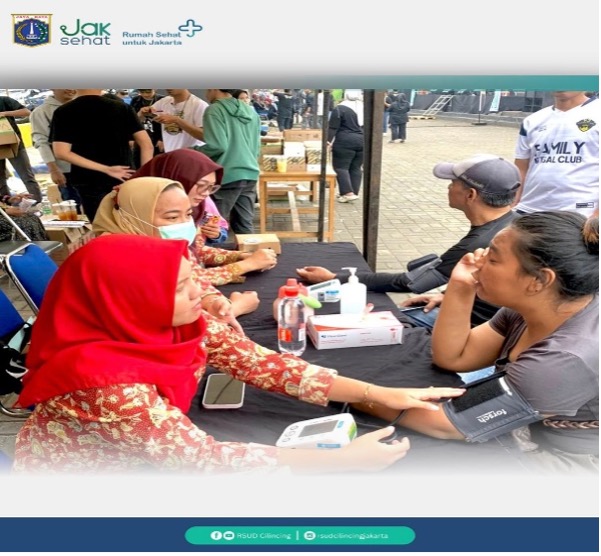 Tenaga kesehatan perawat RSUD Cilincing turut berpartisipasi dalam kegiatan Festival Muharram dengan memberikan layanan kesehatan gratis